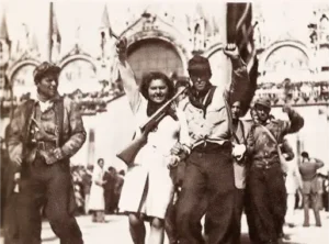Partigiani garibaldini in piazza San Marco a Venezia nei giorni della liberazione 1945
