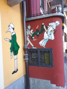 Un angolo di Vernante decorato con due disegni.