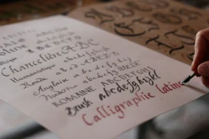 caratteri scritti a mano in diversi stili di calligrafia