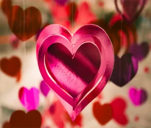 Cartoncino a forma di cuore, appeso, circondato da altri cuori più piccoli