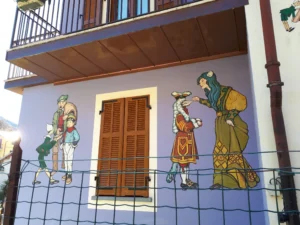 La Fata turchina e altri personaggi in uno dei murales di Vernante.