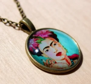 Un medagllione che racchiude il volto di Frida Kahlo.