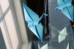 Origami a forma di airone. Immagine evocativa per le 12 regole per partecipare ai concorsi letterari.