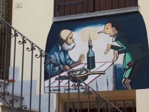 Pinocchio e Geppetto nel ventre del pescecane in uno dei murales di Vernante.