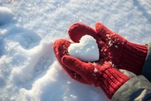 cuore di neve tra le mani