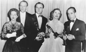 Tre attori e due attrici che nel 1952 vengono fotografati con il premio Oscar.