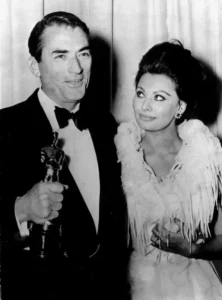 Gregory Peck e Sophia Loren alla cerimonia degli Oscar del 1937.