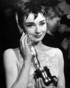 Audrey Hepburn in primo piano con la statuetta vinta per il film Vacanze romane