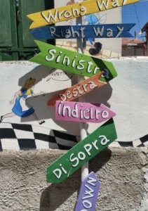 murales cartelli alice nel paese delle meraviglie 