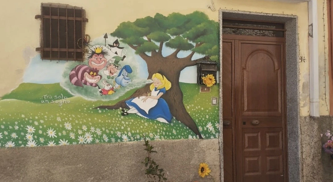 murales alice nel paese delle meraviglie