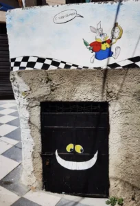 murales con stregato e bianconiglio