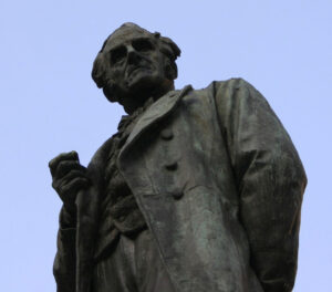 Statua di Alessandro Manzoni a Milano