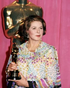 Ingrid Bergman con il premio per il film Assassinio sull'Orient Express.