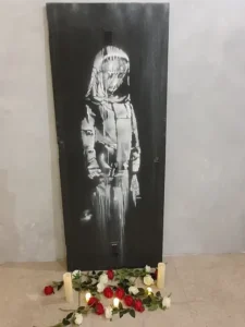 Banksy opera comparsa dopo la tragedia del Bataclan foto licenza Cc
