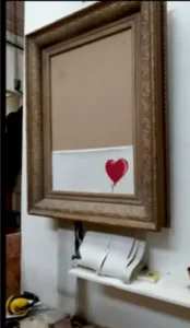 Distruzione dell' opera durante l'asta frame da video di Christie's