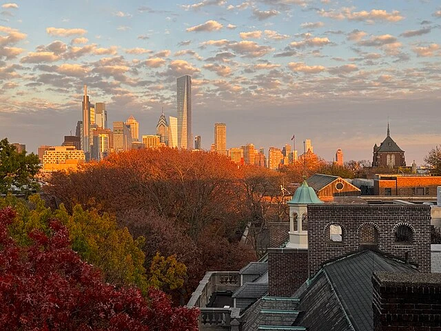 Philadelphia_Skyline_as_seen_from_McNeil_Building immagine evocativa per i cieli di philadelphia