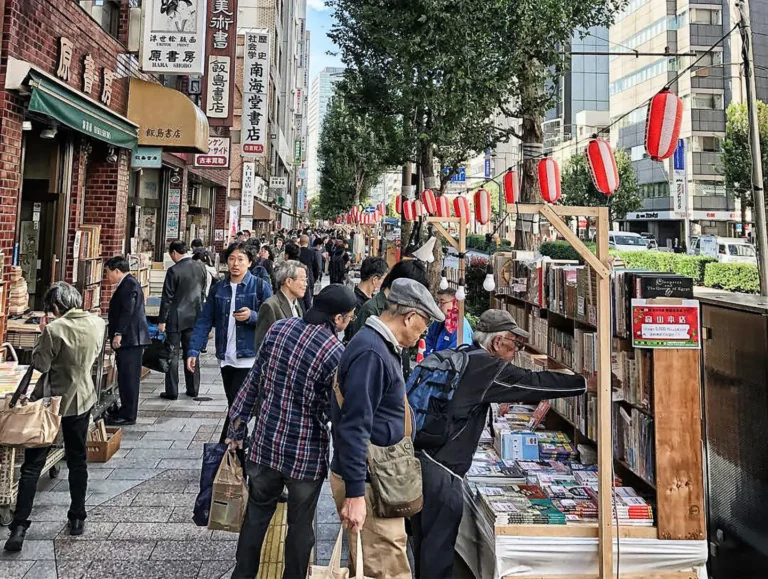persone e libri in strada
