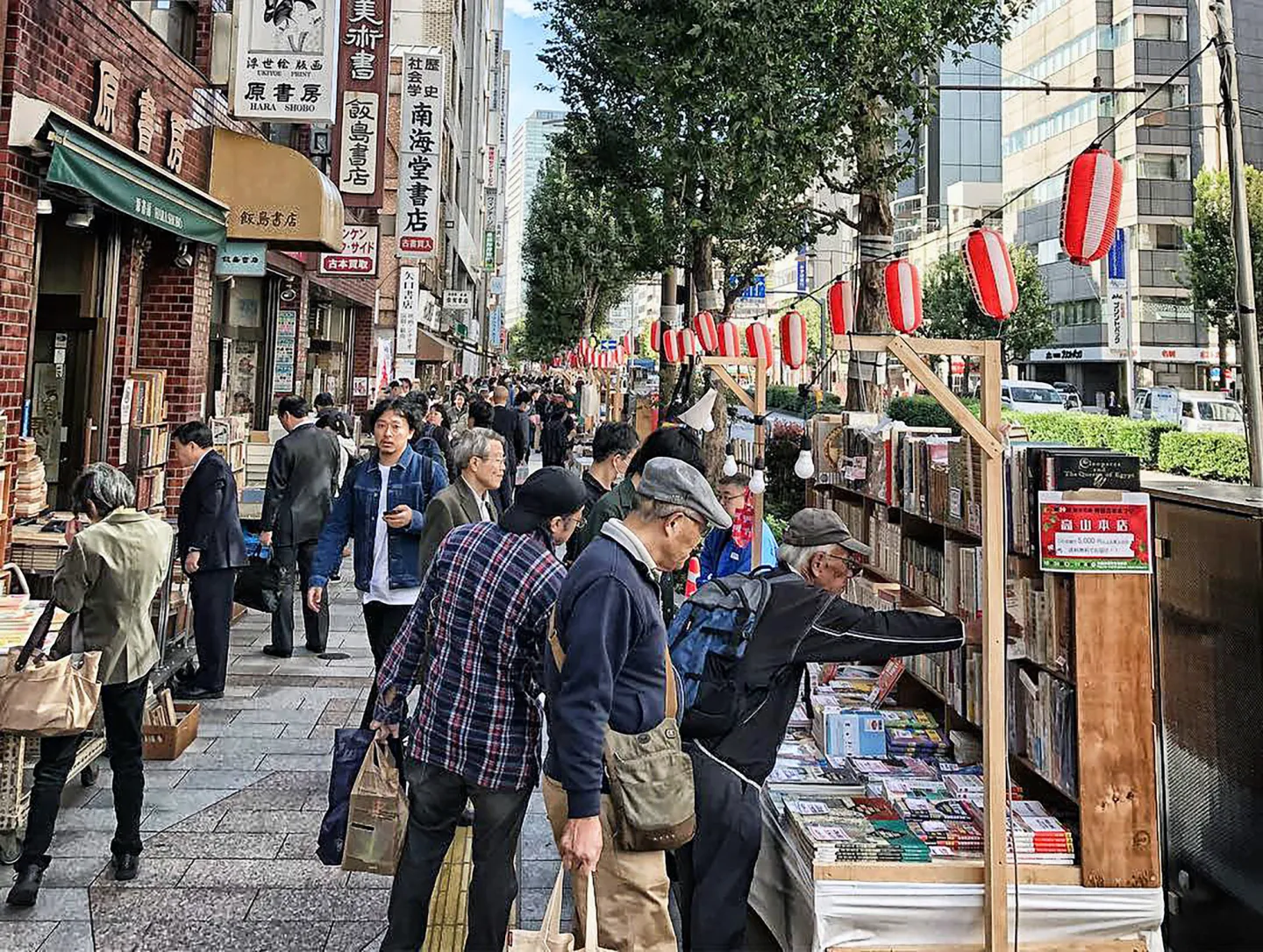persone e libri in strada