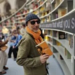 Marco Ardemagni in una libreria.