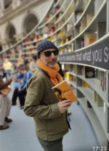 Marco Ardemagni in una libreria.