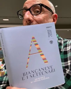 Marco Ardemagni seminascosto dietro la copertina di Biancaneve e i settenari.