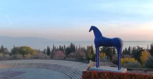 vittoriale il cavallo che domina l'anfiteatro