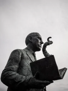 H.P. Lovecraft statue in Providence, RI sculpted by artist Gage Prentiss. Photo taken by David Lepage licenza CC