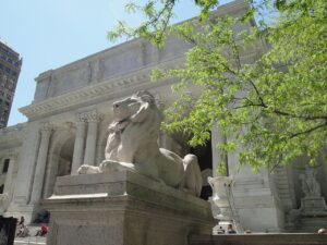 Foto del leone di fronte alla New York Public Library.