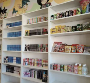 scaffale con manga