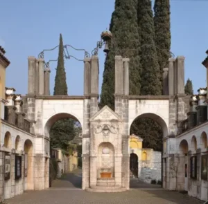 vittoriale l'ingresso a doppio arco