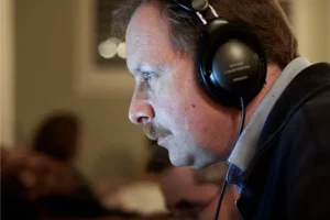 un uomo con le cuffie mentre ascolta 