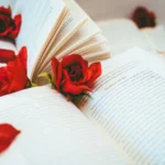Immagine di pagine di libri e rose che richiama la Giornata mondiale del libro e del diritto d'autore.