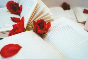 Immagine di pagine di libri e rose che richiama la Giornata mondiale del libro e del diritto d'autore.