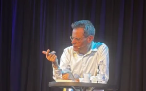 Matteo Rampin durante una presentazione