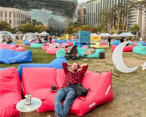 una persona seduta su un divano nella piazza