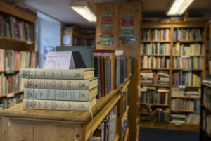 L'interno della libreria The Open Book