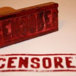 scritta censored in rosso
