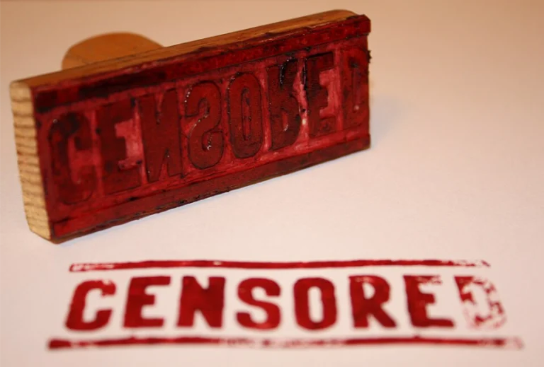 scritta censored in rosso