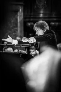 Andrea Morricone nella Cattedrale di Fossano il 26/04/2026 mentre dirige la Missa Papae Francisci di Ennio Morricone
