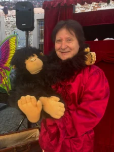 demetrio con il suo gorilla a cui presta la voce come ventriloquo