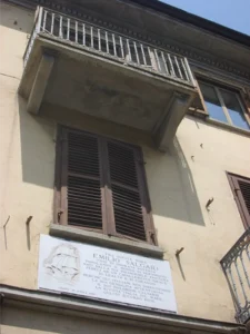 L'ultima dimora di Emilio Salgari a Torino in corso Casale 205, con la targa commemorativa