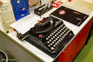 Macchina da scrivere Remington allo stand di Officina della Scrittura al Salone del Libro 2025.