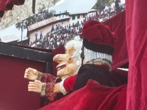 un personaggio di demetrio Bazzotti sul teatro