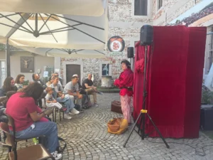 Demetrio durante uno spettacolo