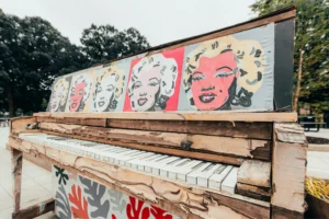Pianoforte con la riproduzione del viso di Marilyn Monroe ispirata all'opera di Andy Warhol.