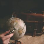 letterature invisibili lente d'ingrandimento su mappamondo