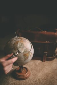 letterature invisibili lente d'ingrandimento su mappamondo