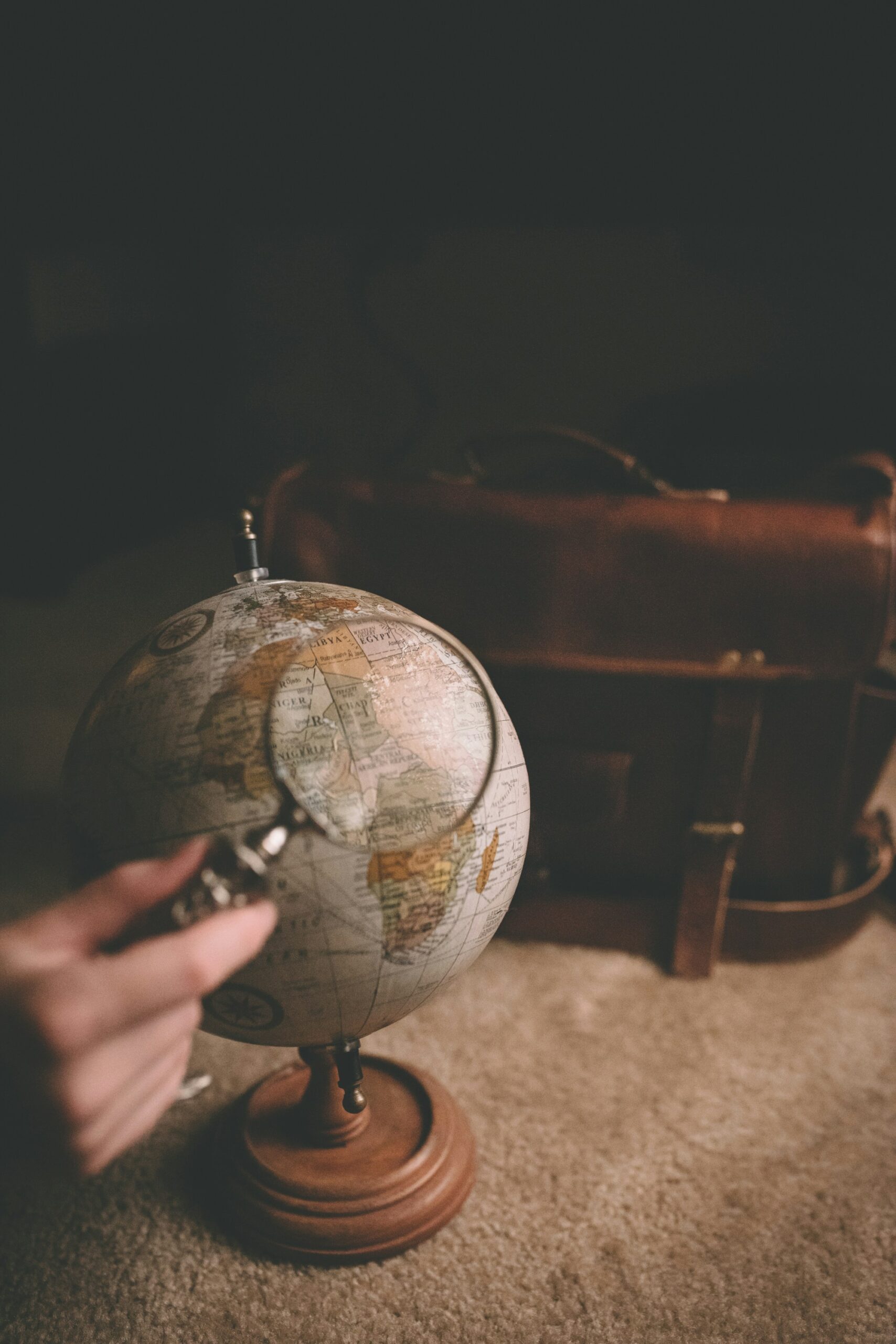 letterature invisibili lente d'ingrandimento su mappamondo