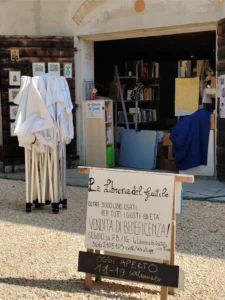 esterno della libreria del gattile