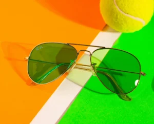 Un paio di occhiali da sole e una pallina da tennis, immagine evocativa di "Status quo".